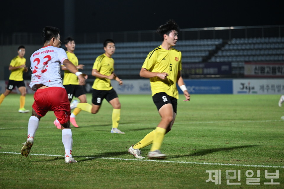 1일 열린 백록기 본대회 준결승전에서 충남신평고와 서울중앙고 선수들이 볼 경합을 하고 있다. 김은수 기자