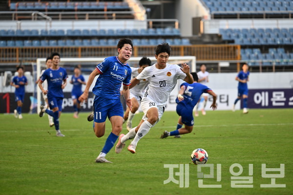 3일 제주월드컵경기장에서 열린 백록기 본대회 결승전에서 서울중앙고와 용인시축구센터U18덕영 선수가 볼 경합을 하고 있다. 고기욱 기자