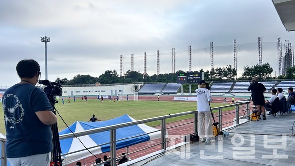 백록기 준결승전부터는 카메라 3대를 도입해 다각도에서 선수들의 움직임을 화면에 담고 있다. 지난달 31일 열린 2024 백록기 고교 U17 축구 유스컵 준결승전에서 촬영팀이 경기를 중계하고 있다. 양경익 기자