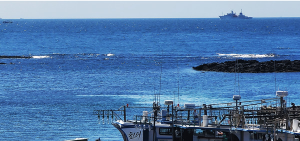 제주바다에서 바라본 수평선. 섬을 가르는 경계로 보였던 수평선은 사실상 점과 하나였고, 수평선은 우리가 만든 환상이자 관념에 불과했다.