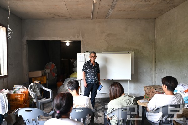 강성훈 한라봉 명인이 지난 8월 7일 표선면 가시리 자신의 농장에서 지역 농가를 대상으로 고품질 한라봉 생산 재배법에 대해 교육하고 있다.