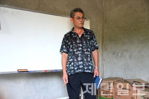 강성훈 한라봉 명인이 지난 8월 7일 표선면 가시리 자신의 농장에서 지역 농가를 대상으로 고품질 레드향 생산 재배법에 대해 교육하고 있다.