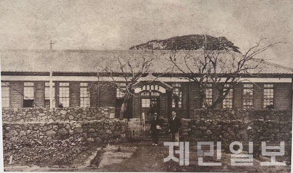 1920년대 촬영한 오현단 내 위치한 제주공립농업학교 신교사 모습. 사진=제주고 100년사 기념관 내 촬영