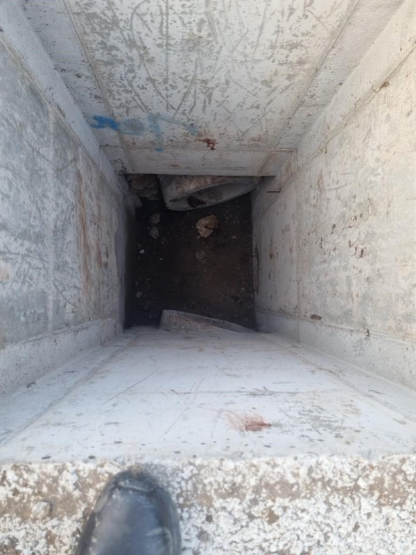 4륜 오토바이가 추락한 맨홀 사진