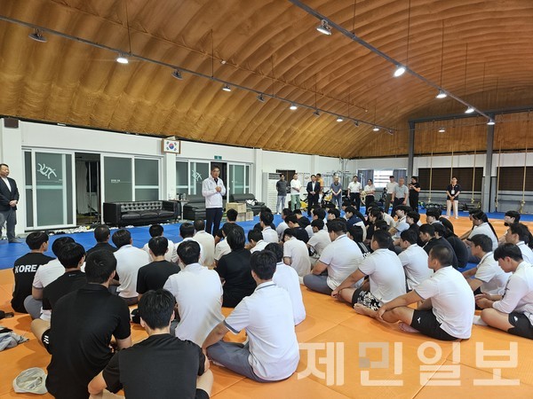 제주도체육회는 최근 남녕고를 찾아 하계 훈련에 참여하는 선수들을 격려했다.