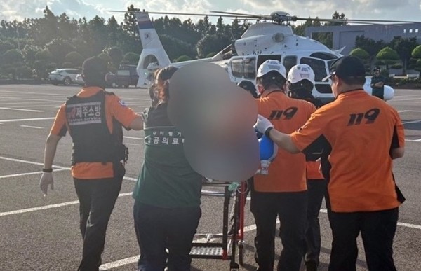 13일 오후 서귀포시 표선면 소금막해변에서 스노클링을 하던 20대 관광객 A씨가 이안류에 휩쓸려 심정지 상태로 구조돼 닥터헬기를 통해 병원에 이송됐지만 끝내 숨졌다.(사진-제주소방안전본부 제공)