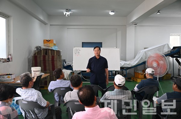 강만희 비가림 온주 명인이 지난 8월 8일 남원읍 위미리 자신의 농장에서 지역 농가를 대상으로 고품질 감귤 생산 재배법에 대해 교육하고 있다.