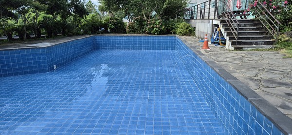 라바콘으로 감춰진 농업용수 밸브.