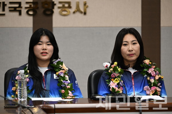 파리올림픽 여자 공기권총 10m 금메달리스트 오예진(IBK기업은행)이 24일 고향 제주를 찾아 제주국제공항 대회의실에서 기자회견을 하고 있다. 이날 학창시절부터 선수의 '정신적 지주'로 함께했던 홍영옥 사격 국가대표 코치도 함께했다. 김은수 기자