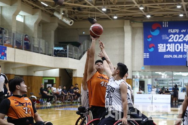 국가대표이자 제주삼다수 센터 김동현의 골밑슛 장면. 제주삼다수는 춘천타이거즈와의 맞대결에서 2쿼터 종료 직전 김동현의 맹활약에 힘입어 승리 발판을 마련했다.