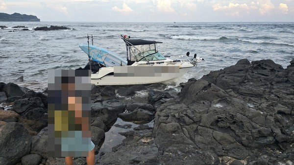 지난 27일 서귀포시 대정읍 하모리 해상서 암초에 걸려 좌초된 모터보트