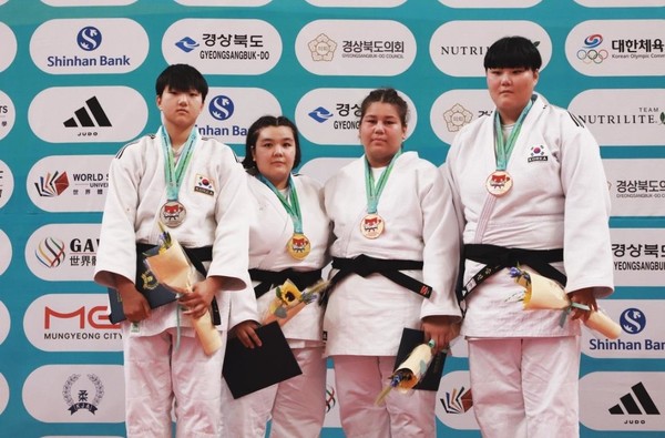 여자 유소년 +70㎏급 은메달을 거머쥔 김고은(왼쪽 첫 번째)