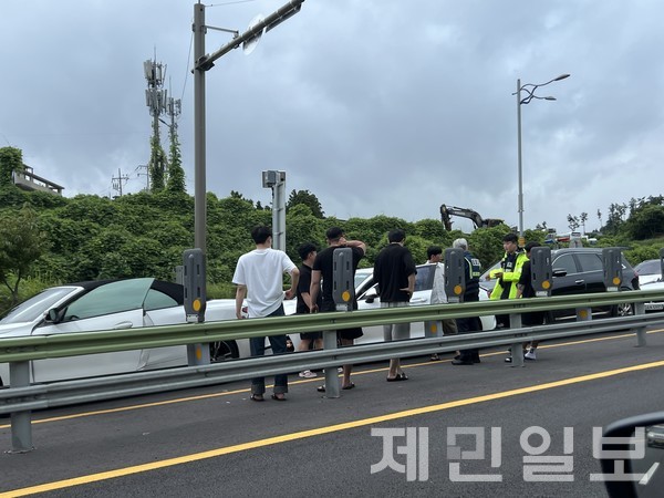 추석 명절 연휴에 귀성객과 관광객 등의 방문이 이어지면서 교통사고 예방을 위한 운전자들의 각별한 주의가 요구된다.전예린 기자 