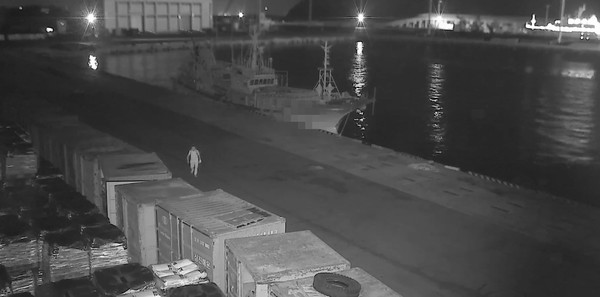 서귀포항에 정박중인 어선에 침입해 3차례에 걸쳐 담배 50여 보루를 훔친 50대 남성이 구속됐다.