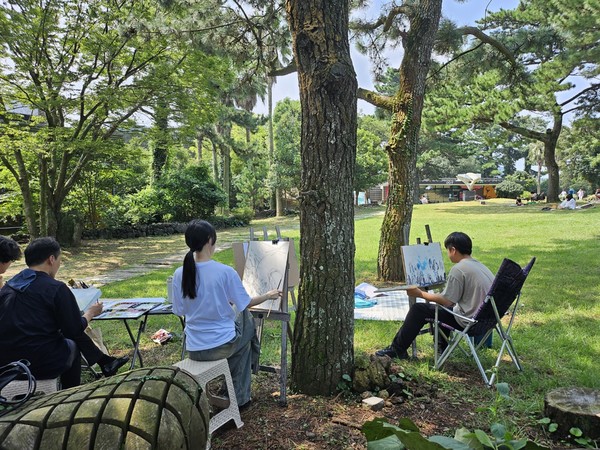 지난 7일 제주현대미술관 야외무대에서 ‘2024 점프아트 제주-영 아티스트 콘테스트’가 열린 가운데, 참가자들이 작품활동을 펼치고 있다.
