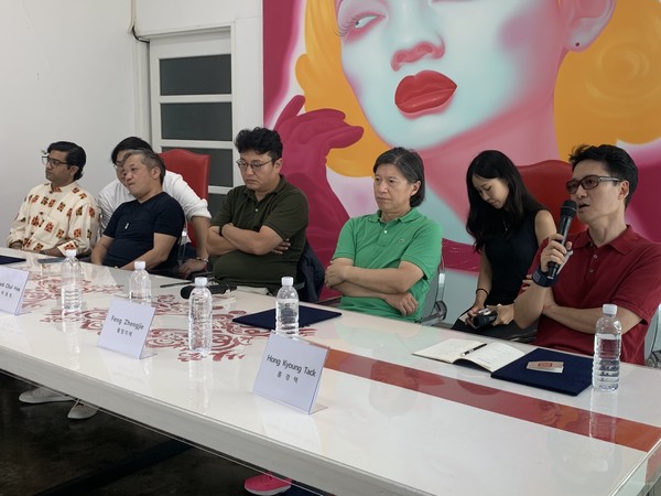 2024 점프아트 제주-영 아티스트 콘테스트의 부대 행사 ‘아시아예술포럼’에서 홍경택 작가가 문화예술 기반 확대 방안에 대한 설명을 하고 있다. 고은리 기자