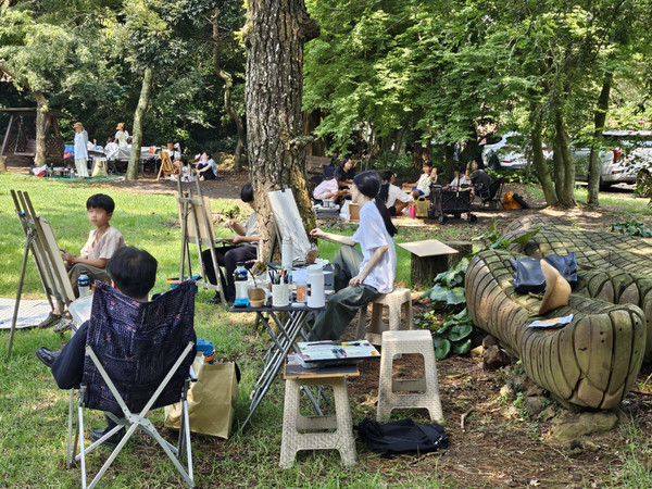 지난 7일 제주현대미술관 야외무대에서 ‘2024 점프아트 제주-영 아티스트 콘테스트’가 열린 가운데, 참가자들이 작품활동을 펼치고 있다.