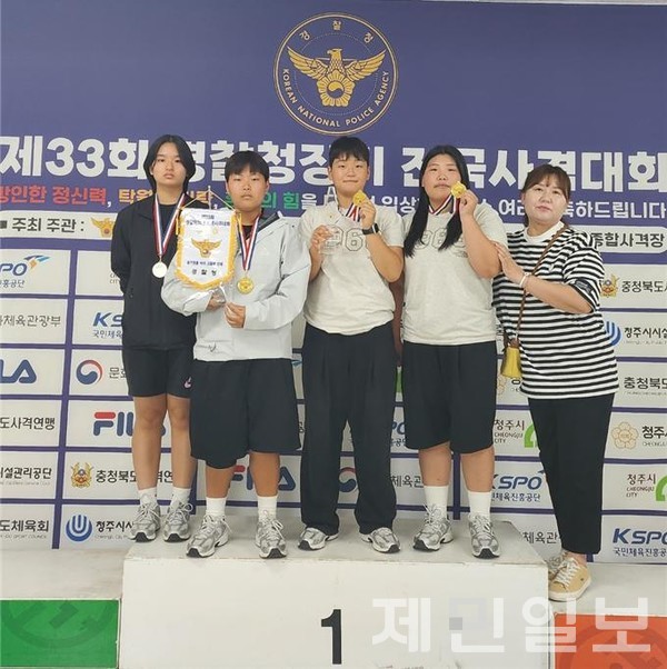 (왼쪽부터)제주여상 김유나, 양서윤, 강지예, 강서정, 박미숙코치