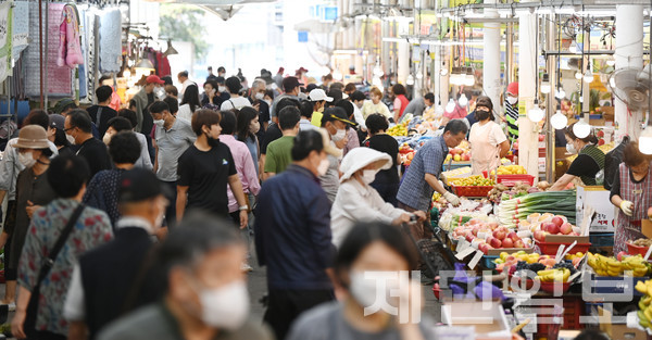 추석 연휴 기간 오일장 풍경. 제민일보 자료사진