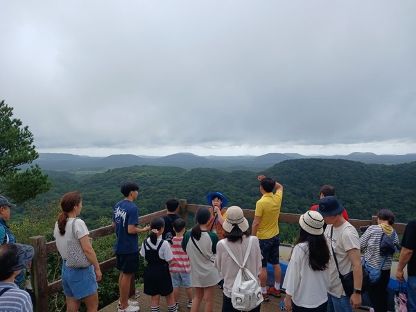세계자연유산어린이해설사 거문오름 탐방객 대상 해설 모습.