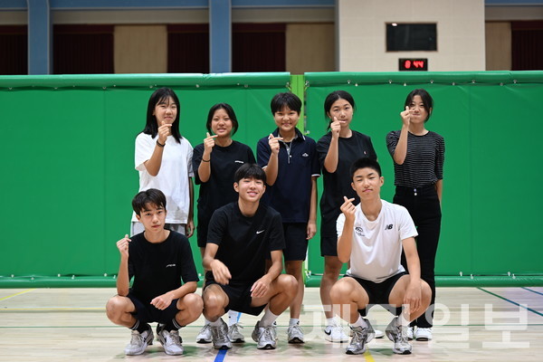 지난 20일 오전 한라중학교 체육관에서 만난 학교 육상부 소속 1~2학년 학생들이 팀만의 특별한 손하트를 보이며 기념촬영을 하고 있다. 김은수 기자