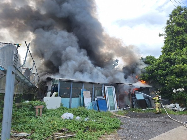 24일 서귀포시 안덕면 상창리 소재 창고에서 불이 나 창고 절반 가량이 소실되고 자재가 불에 타는 등 3868만원의 재산 피해가 났다.
