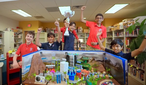 풀턴 사이언스 아카데미 본교 학생들.