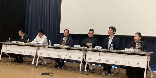 제주도가 26일 제주문학관에서 ‘제주문화 미래가치 창출을 위한 릴레이 오픈토크 종합토론회’를 개최한 가운데, 양승열 제주도 문화정책과장이 발언하고 있다. 고은리 기자