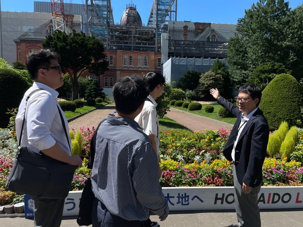 新 자치분권, 미래를 보다 공동취재단이 북해도청 관계자에게 구청사에 대해 설명을 듣고 있다. 