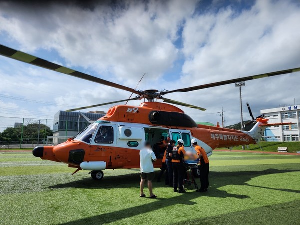 29일 제주의 한 펜션 풀장에서 다이빙 도중 하반신 마비 증세를 보인 40대가 119 헬기로 이송됐다.