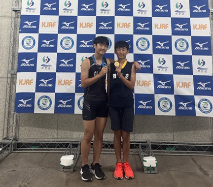 전국 초중고 학년별 육상대회에 입상한 고신우(왼쪽)와 고동원.
