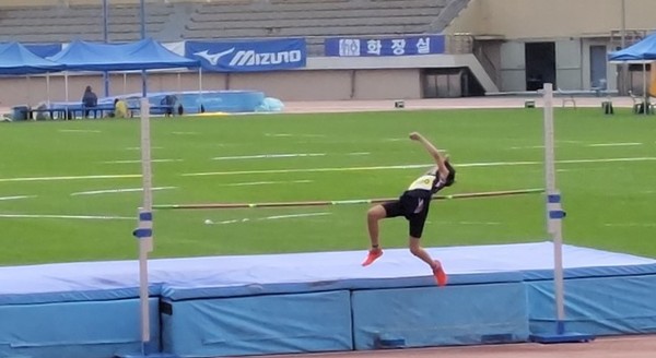 고동원이 남초 5학년부 높이뛰기에 출전해 바를 넘고 있다. 1m43 기록으로 금메달을 목에 걸었다.