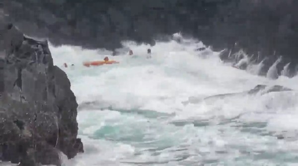 1일 오후 서귀포시 서홍동 황우지 선녀탕 인근 해안에서 낚시객 2명이 파도에 휩쓸려 1명이 실종됐다.