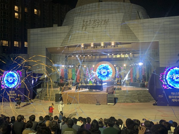 지난 5일 제주해변공연장에서 오영훈 도지사, 김광수 도교육감 등이 참여한 가운데 '제63회 탐라문화제' 개막식이 열렸다. 