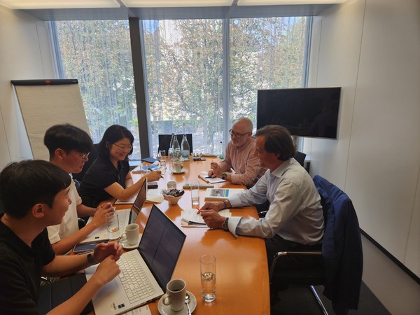 공동취재단이 지난 9월 3일 스위스 투르가우주정부 청사에서 마르셀 뢰플레 기업경제과장과 한스루디 위소 경제·노동국 법률담당 과장과 만나 인터뷰를 하고 있다.