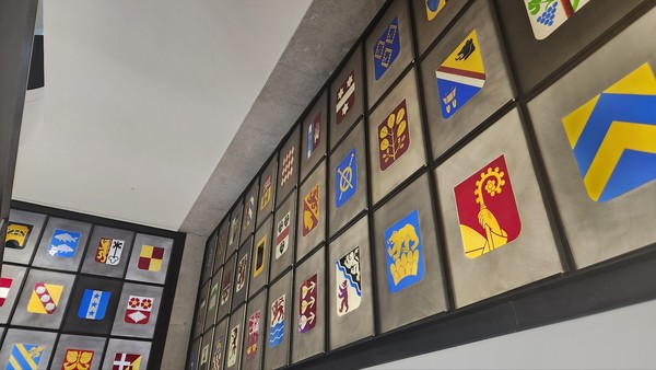 스위스 투르가우주정부 청사 내에 26개 주정부(Kanton·칸톤)를 상징하는 문양이 전시돼 있다.