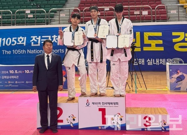전국체전 사전경기 종목인 태권도에서 동메달을 획득한 박상현(선수 중 가운데)