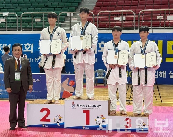 (오른쪽 첫번째) 남자 18세 이하부 동메달 김지환