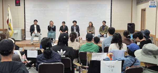 지난 3일 오조리사무소 회의실에서 열린 제1회 갯것이 영화제에서 영화감독들이 질의응답 시간을 가지고 있다.