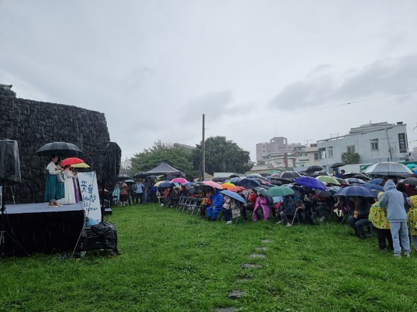 9일 귤림서원 제주성지 잔디 마당에서 열린 전통음악회 행사에 참여한 도민들이 굳은 날씨에도 자리를 지키고 있다.
