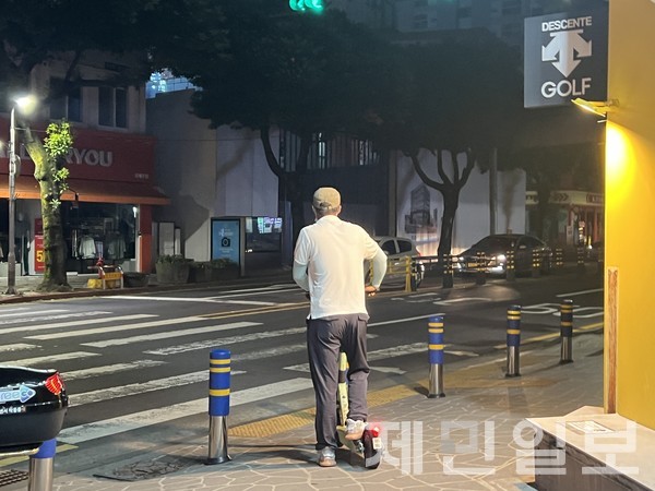 제주시 연동 일대에서 안전모를 착용하지 않은 채 전동킥보드를 몰고 있는 시민의 모습.전예린 기자 