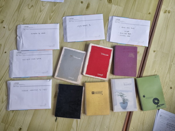 제주도 자치경찰단이 압수수색을 통해 압수한 무등록 여행업 운영 관련 서류 및 노트.