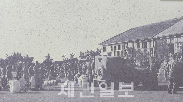 한국전쟁 발발 중이던 1951년 공군사관학교는 1~4월 대정초에서 사관생도를 양성했다. 사진은 대정국민학교에 이동 주둔한 공군사관학교 모슬포 기지 모습. 김웅철씨 제공