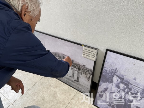 '대정 토박이' 김웅철씨가 지난날 수집한 대정초 과거 사진을 설명하고 있다. 해당 사진은 한국전쟁중이던 1951년 열린 가을운동회 모습이다. 김은수 기자