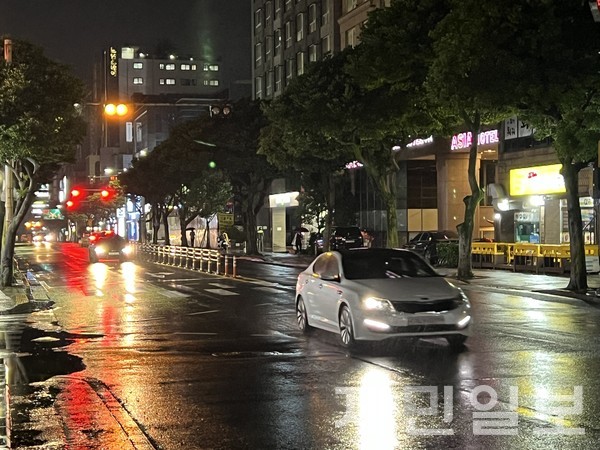 제주에서 빗길 교통사고가 끊이지 않으면서 매년 사상자가 속출하고 있어 운전자들의 각별한 주의가 요구된다. 전예린 기자 