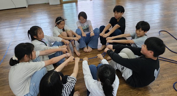 청소년들이 '힘의 균형을 맞춰라!' 게임을 하고 있다.