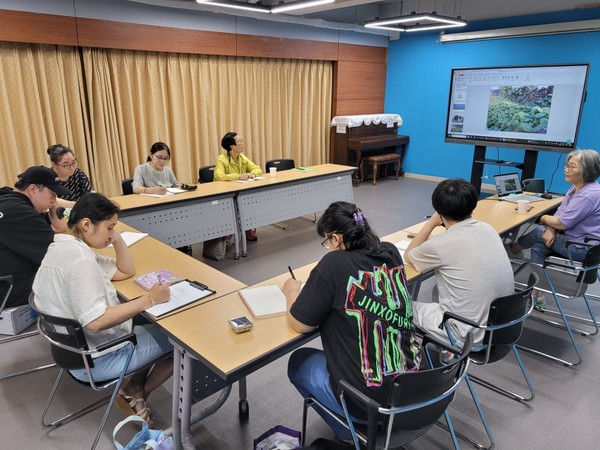 서귀포장애인종합복지관에서 ‘창작활동사업’ 수강생들이 인문학 교육을 하고 있다. 사진=복지관 제공