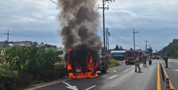 26일 오전 서귀포시 안덕면 동광리 도로에 주차된 대형트럭에 화재가 발생해 출동한 소방대원들이 진화작업을 벌이고 있다.