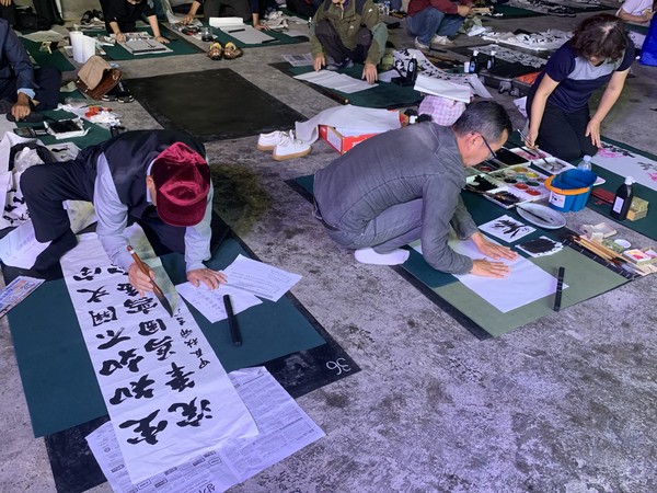 27일 제주추사관 일원에서 열린 ‘제22회 대정고을 추사문화에술제’에서 휘호대회가 열리고 있다. 고은리 기자