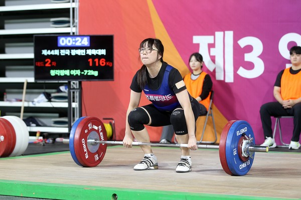 제44회 전국장애인체육대회에서 역도 이연화가 3관왕을 달성했다.